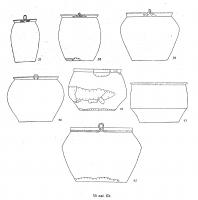 SIT-4063 - Situle de type Östland
bronze
Situle de type Östland, à panse ovoïde ou bitronconique, fond plat ou peu bombé, bord déversé sur lequel se rattachent deux attaches en oméga permettant l'articulation d'une anse en fer. Variante avec cerclage de fer tout autour du col.