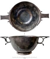 SKY-3004 - Skyphos à panse lisse
argent
Skyphos à panse basse, lisse, équipée de deux anses diamétralement opposées et fixées à la fois sur la lèvre (poucier) et sur la panse (doigtier) ; pied annulaire bas.