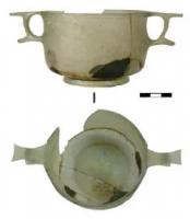 SKY-4010 - Skyphos
verre
Forme ouverte en verre coulé et abrasé, avec une panse cylindrique, posée sur un fond annulaire, et deux anses à doigtier et poucier dégagées du bord.