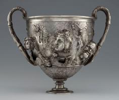 SKY-4012 - Canthare à panse ornée
argent
Coupe à panse ovoïde, ornée de reliefs (parfois très prononcés) dans sa partie supérieure et de motifs incisés en-dessous, ou de reliefs plats sur toute sa hauteur ; panse posée sur un piédouche étroit et mouluré ; deux anses surélevées, rattachées à la lèvre et à l'inflexion de la panse.