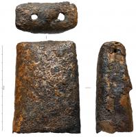 SNL-4001 - Sonnaille
fer
Sonnaille parallélépipédique en tôle, comportant une bande arquée rivetée au sommet pour la suspension, et un pendant fixé par une perforation centrale; l'objet est obtenu à partir d'une tôle découpée et rivetée (ou simplement brasée) sur les deux côtés étroits.