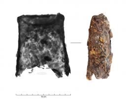 SNL-7001 - Sonnaille
fer
Cloche allongée suspendue au cou de l'animal, accroché grâce à un anneau ouvert, insérée grâce à deux perforations. La hauteur peut atteindre les 140 mm. Des traces de cuivre sont perceptibles en surface, à l'intérieur comme à l'extérieur.