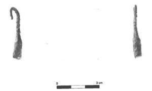 SNL-9004 - Petit battant de sonnaille
fer
Battant de sonnaille formé d'une tige, terminée d'un côté par un crochet de suspension, et à l'opposé d'une masse destinée à frapper  par paroi de la sonnaille.