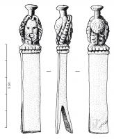 SPC-4017 - Spatule à cire : Sarapis
fer, bronze
Manche allongé, en forme d'hermès surmonté d'un buste d'homme barbu, coiffé d'un kalathos (Sarapis); base plate et ornée de moulures transversales, fendue dans l'épaisseur et coulée sur la lame de fer.
