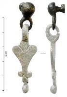 SPD-4009 - Suspension de pendant de harnais
bronze
Suspension de pendant de harnais, formée d'une cupule hémisphérique lisse, munie au revers d'un rivet de fixation sur cuir. L'objet comporte un anneau latéral pour la suspension d'un pendant.