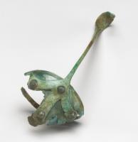 SPL-3016 - Simpulum à manche vertical
bronze
Simpulum à manche vertical, riveté sur la panse par une applique trifide.