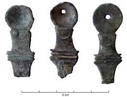SPL-4004 - Simpulum de type Aislingen
bronze
Manche isolé, terminé par un cuilleron circulaire, percé ou non. L'absence de vasque ne permet pas d'attribuer un tel manche à l'un ou l'autre des types définis par leur profil.