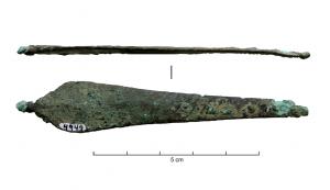 SPL-4023 - Simpulum
bronze
Simpulum à manche plat terminé par une extrémité bouletée précédée d'un renflement.