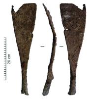 SPT-4003 - Spatule ou Racloir à poix
fer
Façonné à partir d’une seule pièce en fer rectangulaire, sa lame et sa douille ont été créées par enroulement. 
Sa lame « en crochet » présente une forme triangulaire à trapézoïdale avec un tranchant arrondi de section longitudinale semi-circulaire. L'outil présente un emmanchement à douille circulaire, dont la longueur suppose un manche en bois relativement long. Ces différents constats supposent un outil à deux mains et manche long, capable de supporter une certaine force mécanique.
Il pourrait avoir une fonction de spatule ou racloir  visant à lisser ou racler à la poix dans les dolia.