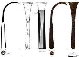 SPT-4004 - Outils à lame en crochet (sarcloir?)
fer, bois
Façonnée à partir d’une seule pièce en fer rectangulaire, sa lame et sa douille ont été créées par enroulement. Sa lame « en crochet », très prononcée présente une forme triangulaire à trapézoïdale avec un tranchant arrondi de section longitudinale semi-circulaire. L'outil présente un emmanchement à douille circulaire, dont la longueur suppose un manche en bois relativement long. L'extrémité distale de la douille est dotée d'un triangle de renfort permettant la pose d'un clou qui assure une bonne fixation du manche à la tête de l'outil. Ces différents constats supposent un outil à deux mains et manche long, capable de supporter une certaine force mécanique.