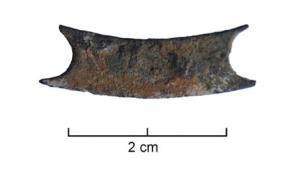 SPV-4005 - Support de vase
bronze
Support de vase, forme à identifier : simple pièce plate et courbe, aux extrémités échancrées en demi-cercle.