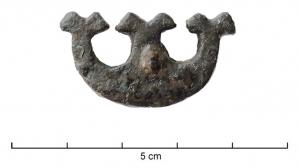 SPV-4025 - Support de vase de type Holliger 43
bronze
Petit support, en forme de pelte à fleurons, probablement fixé avec deux autres au fond d' une patère (