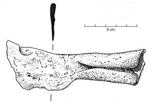 SRP-3001 - Serpe à douille ouverte
fer
Serpe à large lame repliée perpendiculairement à la pointe, fixée par une douille ouverte dont les ailettes peuvent servir à reserrer un manche.