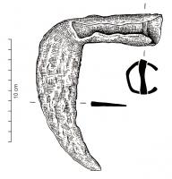 SRP-3002 - Serpe à douille ouverte
fer
Serpe dont la lame courbe, en croissant régulier revenant vers le manche, dessine un angle (entre 130 et 90°) avec le manche ; la pointe peut être arrondie ou anguleuse ; la fixation se fait à l'aide d'une douille ouverte, généralement assurée par un clou.