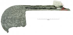 SRP-4003 - Serpe à excroissance
fer
Serpe à long manche tubulaire (la fente longitudinale n'est pas refermée), dont la lame très large et courte s'inscrit pratiquement dans un carré, avec une pointe légèrement recourbée souvent prolongée par une petite excroissance.