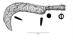 SRP-4009 - Serpe
fer
Serpe à lame de section triangulaire et douille circulaire fermée, de diamètre variable, assurée par un clou. La lame présente un courbure en arc de cercle aux 2/3 de sa longueur.