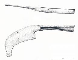 SRP-4012 - Serpe à douille ouverte
fer
Couteau agricole massif à large lame repliée perpendiculairement à la pointe, fixée par une douille ouverte dont les ailettes peuvent servir à resserrer un manche.