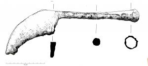 SRP-4013 - Serpe
fer
Serpe à longue douille fermée et lame courte à la courbure nettement marquée, la pointe est recourbée.