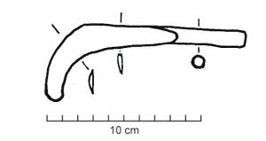 SRP-4017 - Serpette à douille 
fer
Serpe à lame de section triangulaire et douille circulaire fermée, le dos de la lame est droit dans le prolongement de la douille, puis nettement courbé à son extrémité.