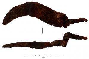 SRP-4019 - Serpette à soie
fer
Serpette équipée d'une lame de largeur constante, courbée vers la pointe. Fixation à soie désaxée par rapport à la lame