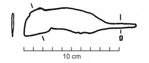 SRP-4020 - Serpe à ergot
fer
Serpe à soie, à lame courte et large, caractérisée par une soie placée dans le prolongement du milieu de la lame, ce qui implique un dos arrondi vers le manche. On note la présence, sur le dos, d'un ergot terminé par un tranchant opposé au tranchant principal.