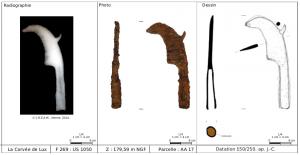 SRP-4021 - Serpe à double taillant (ou à ergot)
fer
Serpe à longue douille fermée et longue lame. La lame, large et tangentielle, se termine en pointe décentrée et possède, sur le dos de la tranche, un petit ergot dorsal s'affine sur sa partie distale. Ce nez ou petit aileron de forme conique qui s'affine au niveau de la pointe fait office de second tranchant.