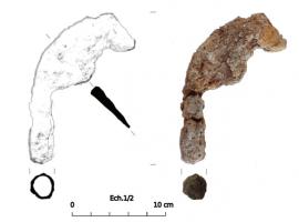 SRP-4022 - Serpe à douille fermée
fer
Serpe massive à emmanchement à douille fermée et lame, large et tangentielle de section triangulaire se terminant en pointe décentrée