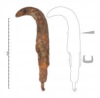 SRP-4023 - Serpe à soie et œillères
fer
Lame allongée et s'effilant légèrement vers son extrémité courbe. Dos épais et section de la lame en forme de triangle rectangle. Emmanchement sur une soie repliées et renforcé par deux œillères.