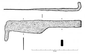 SRP-4025 - Serpette à nez
fer
Serpette à lame fine et rectiligne, terminée par une excroissance perpendiculaire au fil ; soie plate recourbée à son extrémité proximale.