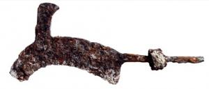 SRP-5001 - Serpe à ergot
fer
Serpe à soie et virole, large lame légèrement recourbée à la pointe, qui est carrée ; près de la pointe, ergot perpendiculaire, à extrémité tranchante.