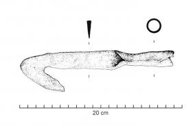 SRP-7001 - Émondoir
fer
Couteau agricole à lame de section triangulaire, l'extrémité est fortement recourbée, la douille est fermée par enroulement de la tôle.