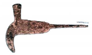 SRP-7002 - Serpe à ergot : serpe vigneronne
fer
Cette serpe à soie, lame souvent large, à dos parallèle au fil et pointe recourbée, se distingue par un appendice allongé, placé sur le dos et à extrémité tranchante : il permet de trancher de petits rameaux peu accessibles au sein d'arbustes buissonnants, comme la vigne.