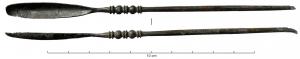 SSP-4014 - Cuillère-sonde type Riha D
bronze
Instrument double constitué d'une tige cannelée présentant parfois une moulure. Il possède à une extrémité une petite cuillère ovale et allongée et à l’autre un épaississement en forme d'olive. L'attache de la cuillère est plus ou moins renflée. La caractéristique principale de ce type est son manche cannelé.