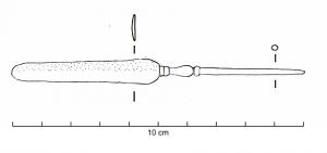 SSP-4025 - Spatule-sonde type Riha C
bronze
Instrument double constitué d'une tige lisse plus ou moins renflée dans sa partie médiane, pourvue d'une longue spatule à extrémité arrondie et à l'autre extrémité d'un épaississement en forme d'olive. L'attache de la spatule présente une moulure. La longue spatule à extrémité arrondie et bords parallèles constitue la caractéristique principale du type.