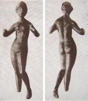 STE-4133 - Statuette : Aphrodite - Vénus aux bras en avant
bronze
La déesse est nue, les cheveux divisées en deux masses régulières, attachées à l'arrière et surmontés d'un diadème; les bras sont écartés, les avant-bras légèrement relevés; fort déhanchement vers la droite, la jambe gauche légèrement repliée.