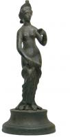 STE-4150 - Statuette : Aphrodite - Vénus de type Ostie
bronze
TPQ : 1 - TAQ : 300
Statuette figurant la déesse coiffée et diadémée, maintenant de la main droite le vêtement tombé à ses pieds, tandis que la gauche présente à ses yeux un petit miroir. Sa robe s'enroule en spirales autour des jambes et forme sur le sol une base évasée en festons.