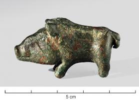STE-4286 - Statuette zoomorphe : sanglier
bronze
Figurine, de petite taille, représentant un sanglier au corps trapu, éventuellement marqué de plis sous la forme d'incisions.