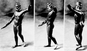 STE-4305 - Statuette : Zeus - Jupiter nu
bronze
TPQ : 1 - TAQ : 300
Le dieu, figuré sous la forme d'un homme d'âge mûr, est nu et debout. Généralement, il s'appuie sur la jambe droite tandis que la jambe gauche est reportée vers l'arrière ; le buste opère une torsion vers la gauche, alors que la tête est souvent tournée vers la droite ; la main gauche est levée sur un sceptre et la main droite, tendue vers l'avant ou baissée le long du corps, tient le foudre.