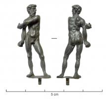 STE-4378 - Statuette : athlète ?
argent
Homme nu, à la chevelure touffue, barbu, le corps mince mais musculeux, dans une position déhanchée : la tête tournée à gauche, la main gauche se porte vers le bras droit qu'il semble frotter avec un objet (strigile ?).