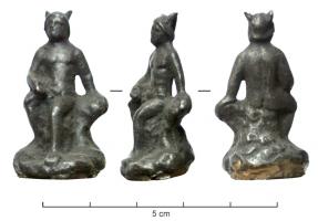 STE-4400 - Hermès - Mercure assis, main droite sur la cuisse
argent
TPQ : 1 - TAQ : 200
Mercure nu, coiffé ou non du pétase ailé, une jambe à l’horizontal et l'autre abaissée, la main gauche en appui vers l'arrière, la droite tenant un objet disparu posé sur le genou gauche (caducée); ailerons ou non aux chevilles.