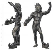 STE-4485 - Statuette : Poséidon - Neptune
bronze
TPQ : 1 - TAQ : 300
Le dieu figuré sous la forme d'un homme nu, d'âge mûr, barbu et couronné, pose le pied sur une proue de navire, tient dans la main gauche un dauphin et s'appuie à droite sur la hampe d'un trident.