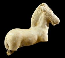 STE-4486 - Statuette zoomorphe : cheval
terre cuite
TPQ : 1 - TAQ : 200
Figurine moulée en terre blanche, représentant un cheval debout sur un petit socle rond ou conique.
