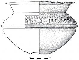 STO-1002 - Vase biconique 
bronze
Vase de stockage biconique à bord évasé et lèvre ourlée renforcée par un fil de bronze ; fond ombiliqué et carène bien marquée par une gorge mise à profit pour réaliser un sertissage précis des deux parties du récipient ; décor estampé de registres de lignes de points, de bossettes, de globules et de bâtons sur la partie supérieure de la panse.
