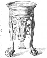 STP-4001 - Support tripode Tassinari Y.3100
bronze
Support circulaire tripode ; un bourrelet cerne le plateau supérieur (cannelé au tour), permettant de maintenir le récipient en place et plusieurs moulures et volutes ornent les flancs du support qui est soutenu par des pieds en forme de pattes griffues.