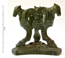 STP-9001 - Support tripode
bronze
Support tripode, constituée d'une base moulurée triangulaire, à côtés concaves, supportant trois montants en forme de pattes d'équidés (sabots) terminés par des têtes de chevaux, reliées par des volutes.