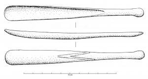 STR-4007 - Strigile rectiligne
os
Instrument rectiligne ou légèrement arqué, comportant un manche court prolongé par une ligula allongée, à section en U très ouvert; au dos, un motif de chevrons peut évoquer le décor des objets similaires en bronze.