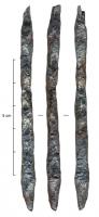 STY-4109 - Stylet
fer
Stylet dont la pointe est précédée de plusieurs sillons transversaux parallèles, incrustés de  laiton (ou cuivre) ; la palette est allongée avec des bords droits.