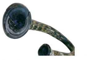 TBC-9001 - Inhalateur de fumée : corne en verre
verre
Corne en verre opaque noir peignée de filets blanc opaque.