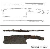 TCH-4008 - Tranchoir
fer
Tranchoir ou couperet en fer (feuille de boucher) possédant une longue soie de section rectangulaire se terminant par une partie proximale arrondie et percée. La haute lame possède une section triangulaire. On observe que la soie est percée de 2 trous servant à fixer un manche qui pouvait être en bois ou en corne. Un dernier trou pratiqué à l'extrémité du manche devait servir à l'accrocher au sein d’une batterie de cuisine.
