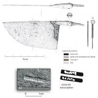 TCH-4009 - Couteau à renfort vertical
bois, fer
Lame composée d'un dos rectiligne et d'un tranchant rectiligne avant de remonter vers la pointe en formant une forte convexité. Emmanchement à douille : la jonction entre la lame et la douille est renforcée par un renfort vertical en fer. La fixation entre le talon de la lame et le renfort est assurée par des rivets.